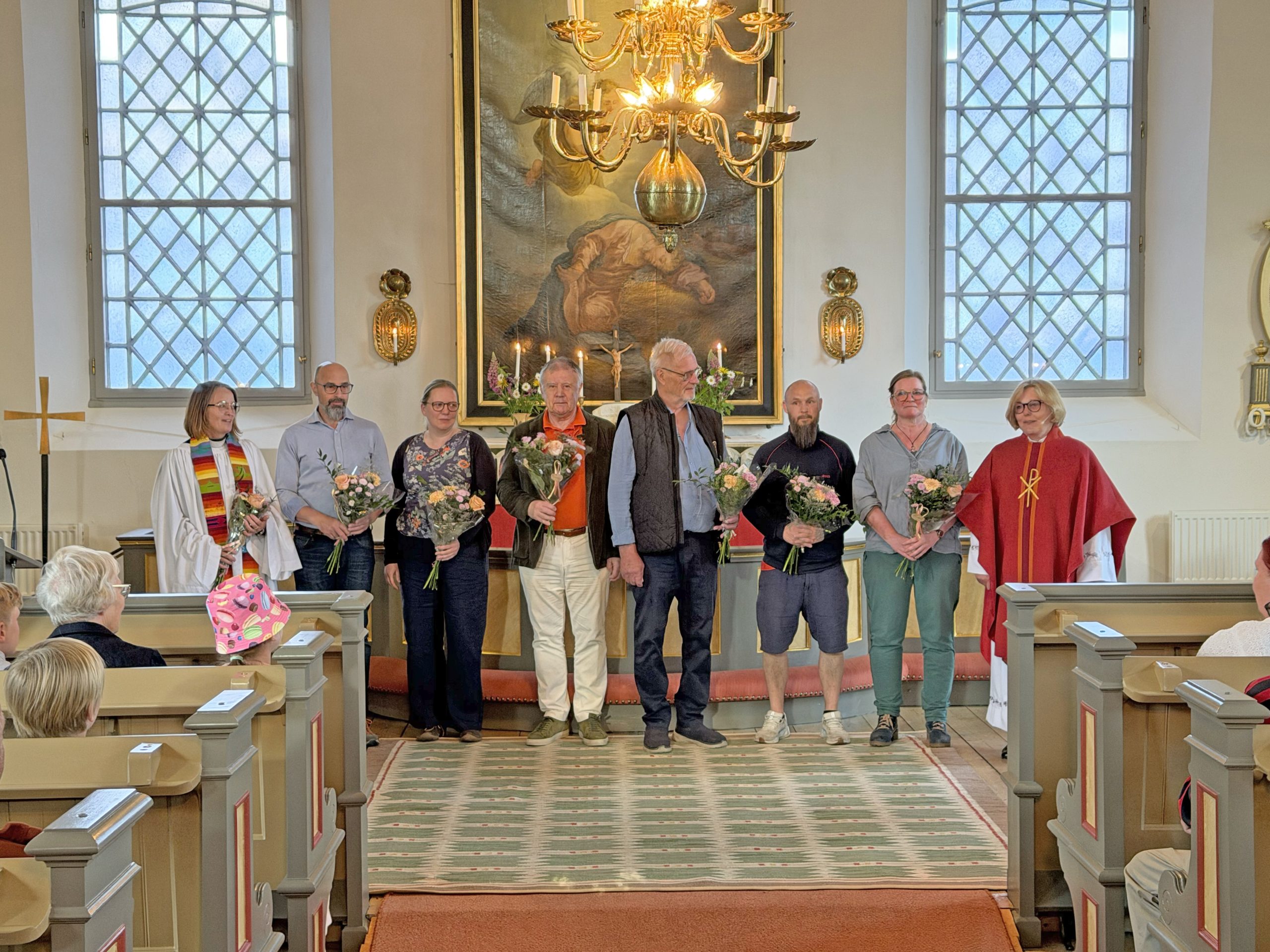Tjärstad kyrka återinvigd – de omtalade bänkarna har äntligen torkat