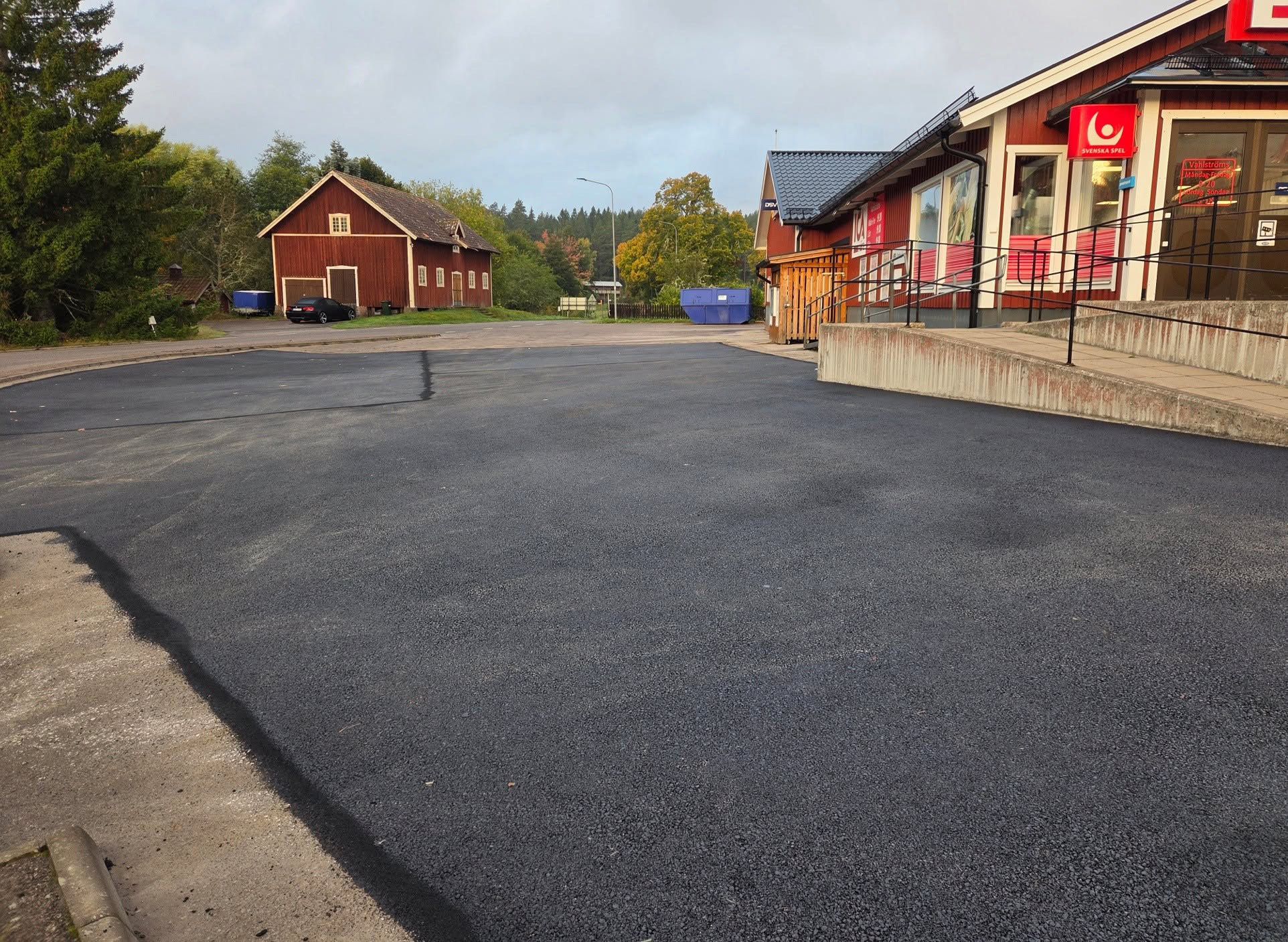 Ny asfalt gör  parkeringen redo för kunderna
